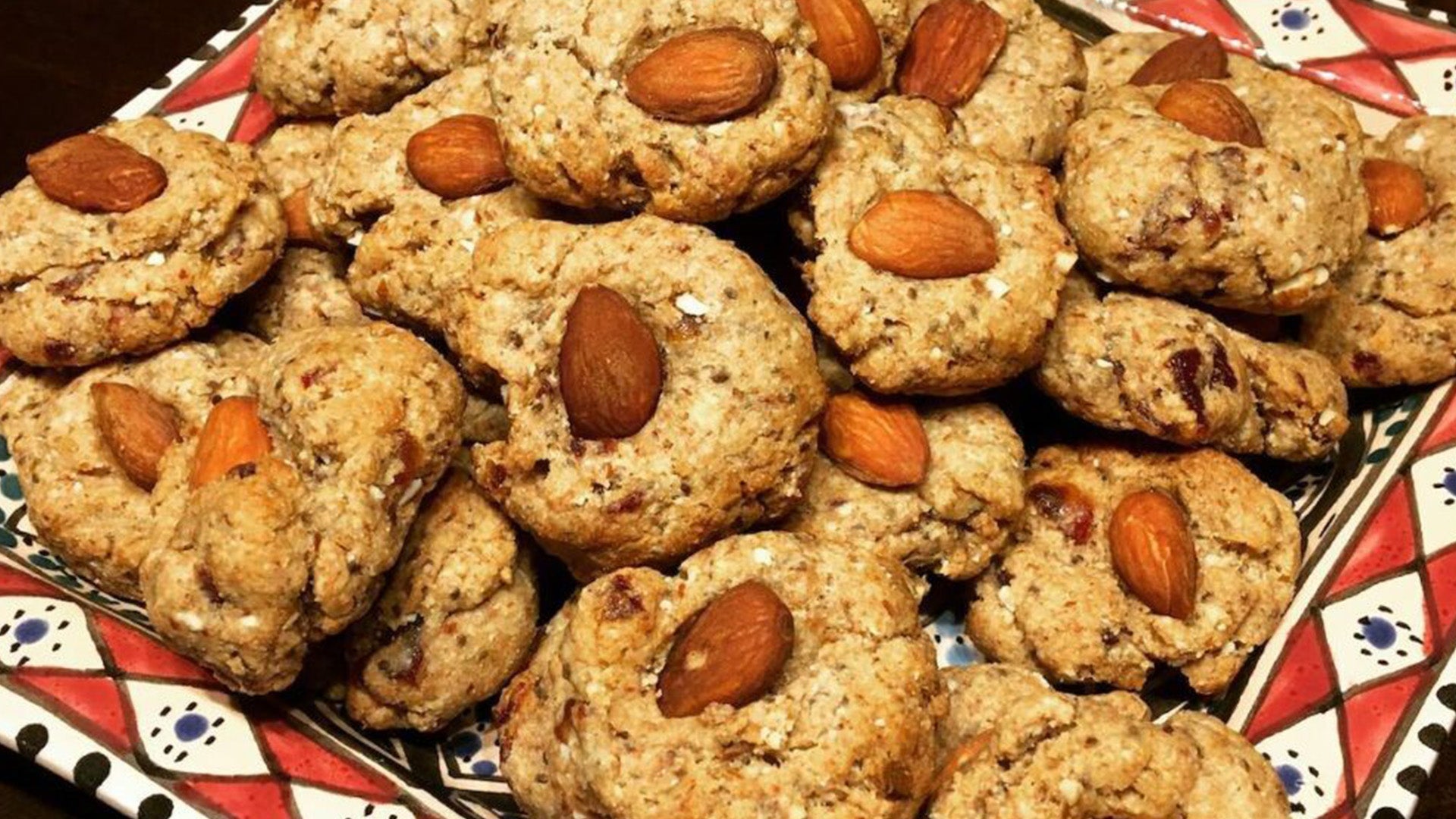 Weihnachtsplätzchen mit Mandeln & Datteln