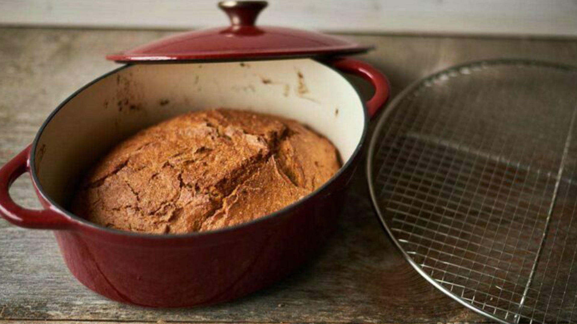 Kürbisbrot im gusseisernen Topf