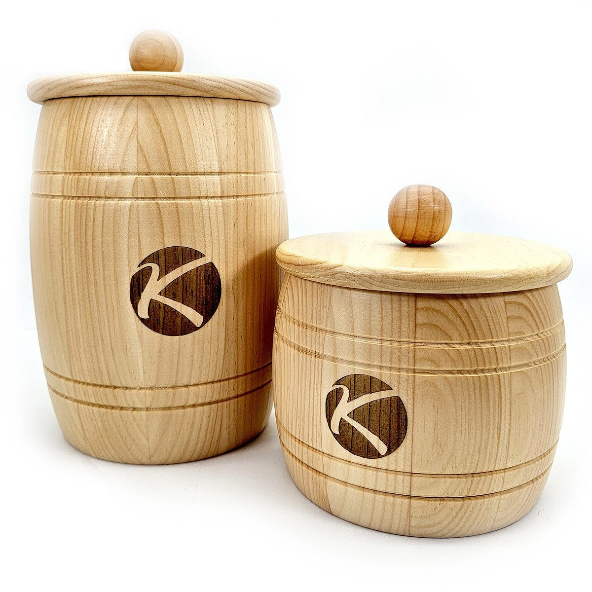 Wooden barrel with lid