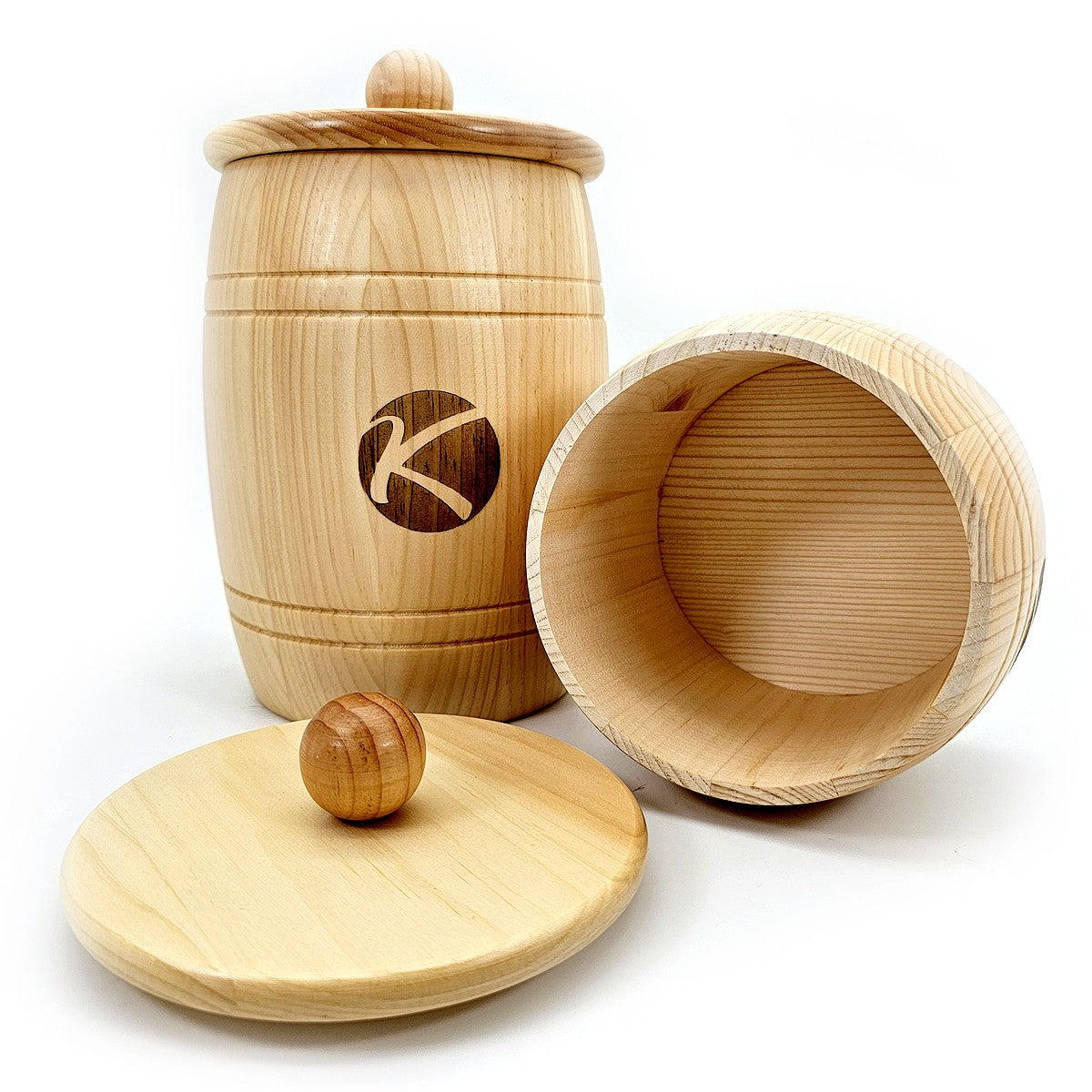 Wooden barrel with lid