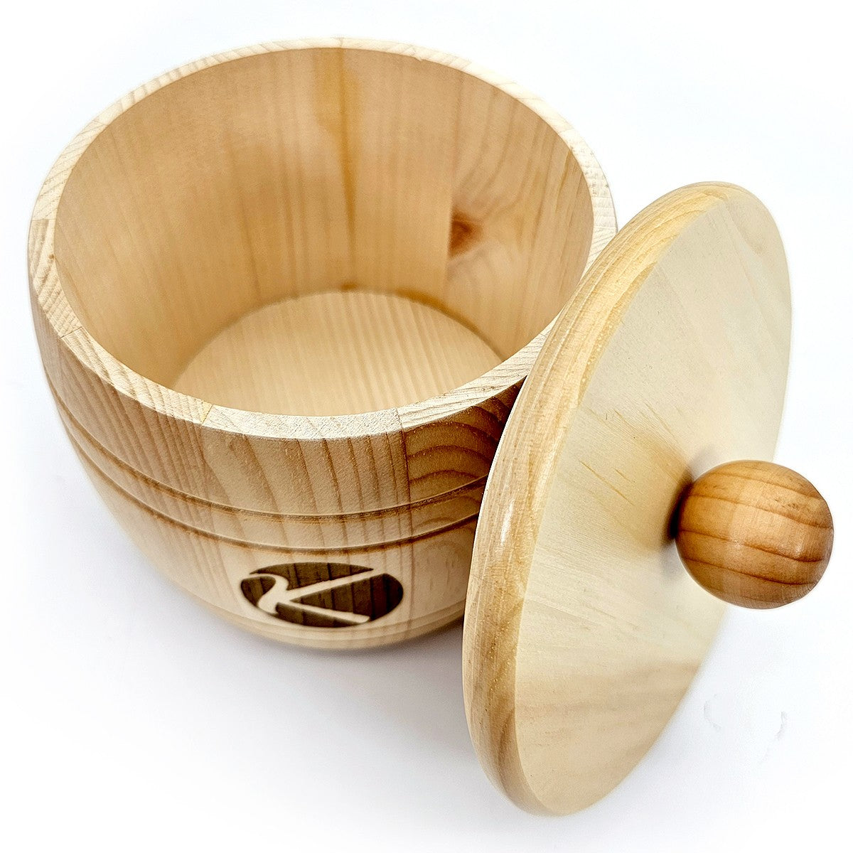 Wooden barrel with lid