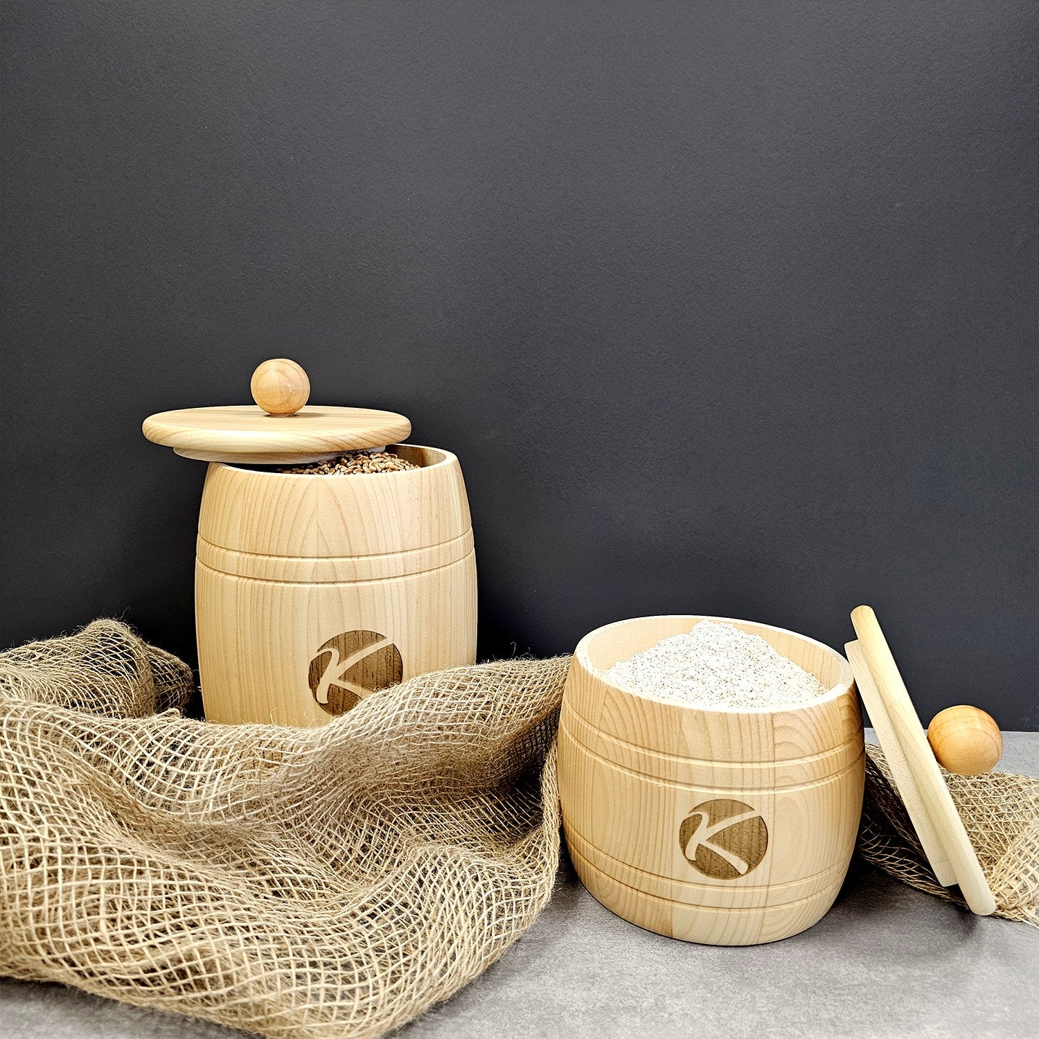 Wooden barrel with lid