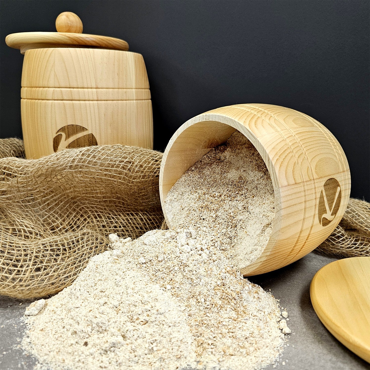 Wooden barrel with lid