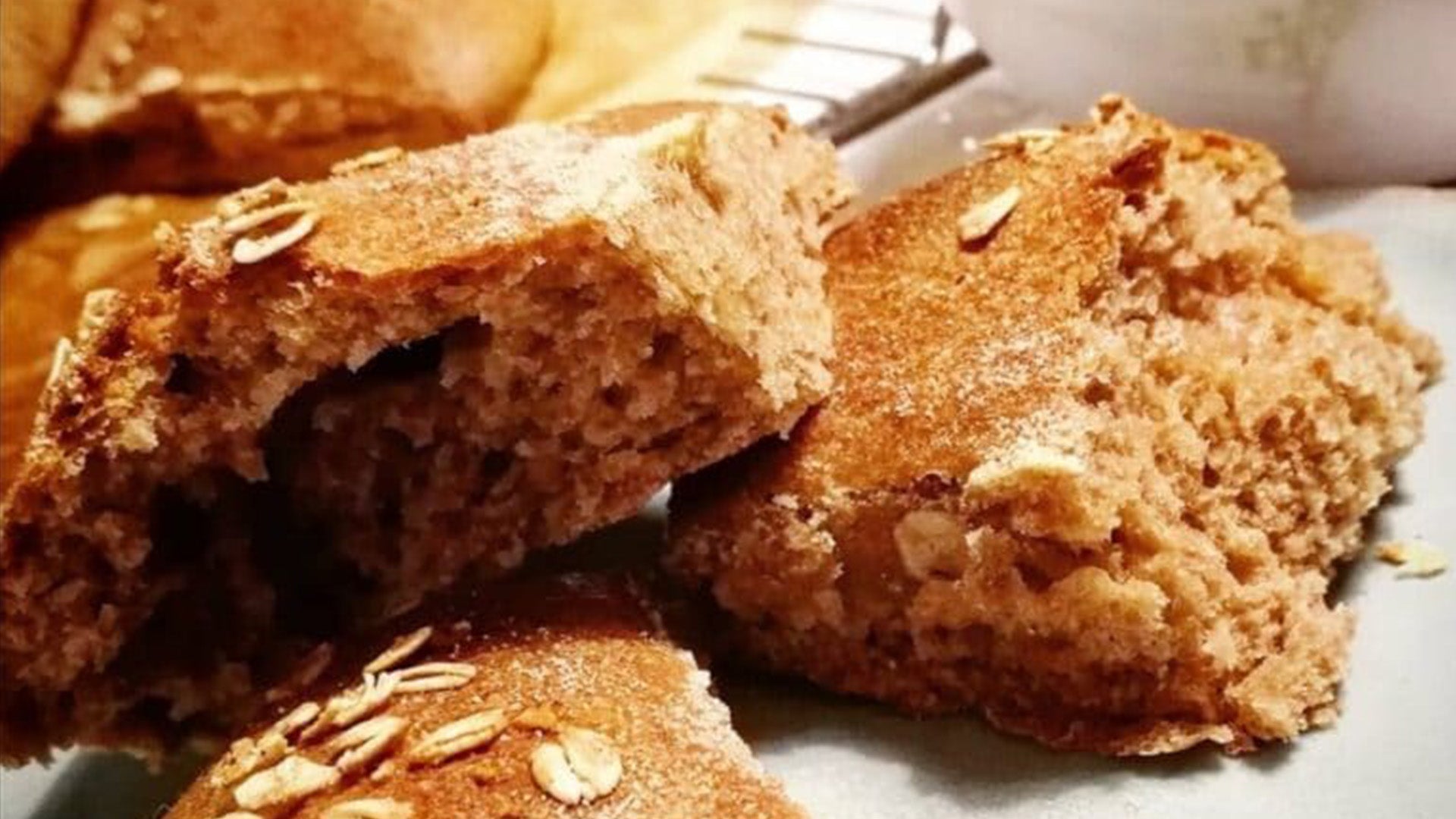 Vollwert Dinkel-Molke Brot mit Haferflockenkruste