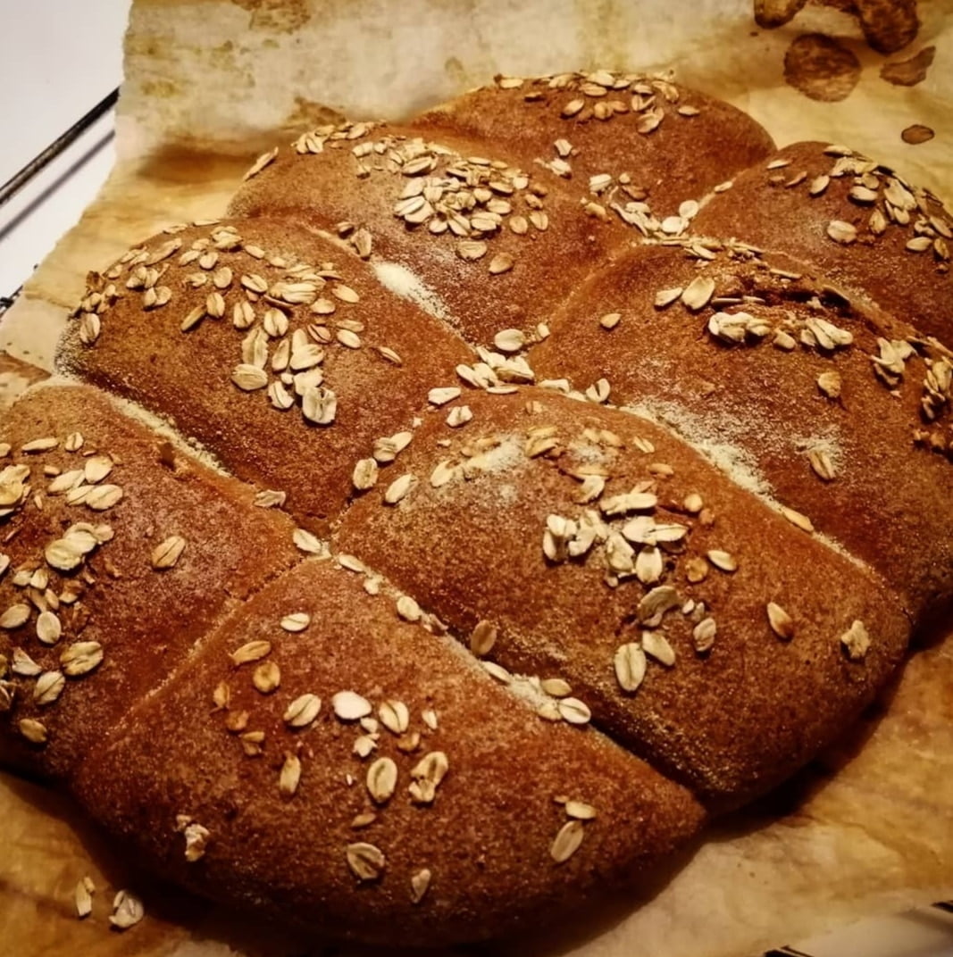 Vollwert Dinkel-Molke Brot mit Haferflockenkruste und selbstgemachtem ...